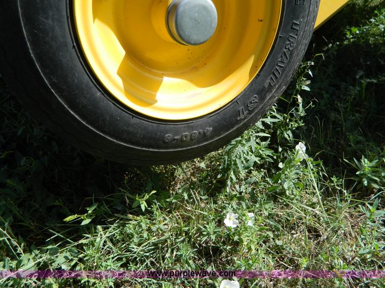 image for item J5119 2006 New Holland BR780A round baler