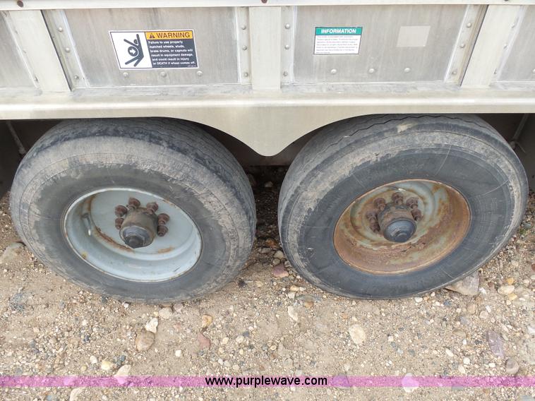 image for item J5472 2004 Wilson TRL livestock trailer