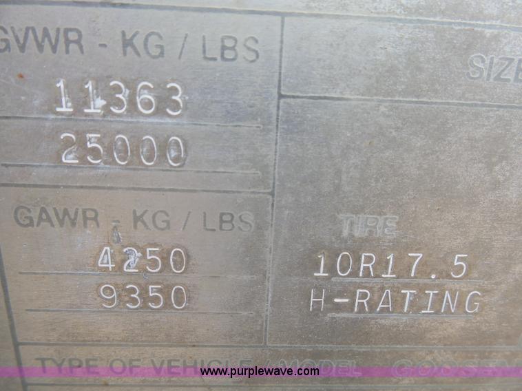 image for item J5472 2004 Wilson TRL livestock trailer