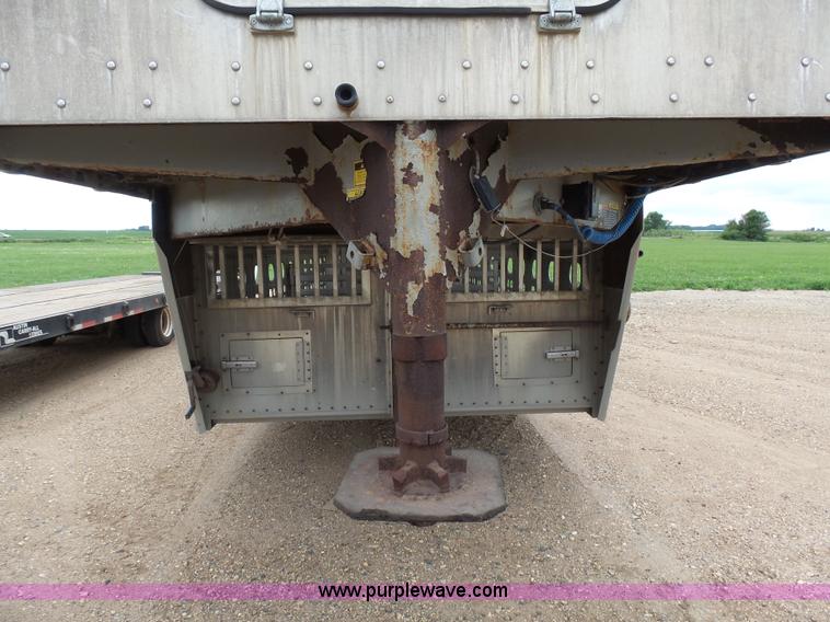 image for item J5472 2004 Wilson TRL livestock trailer