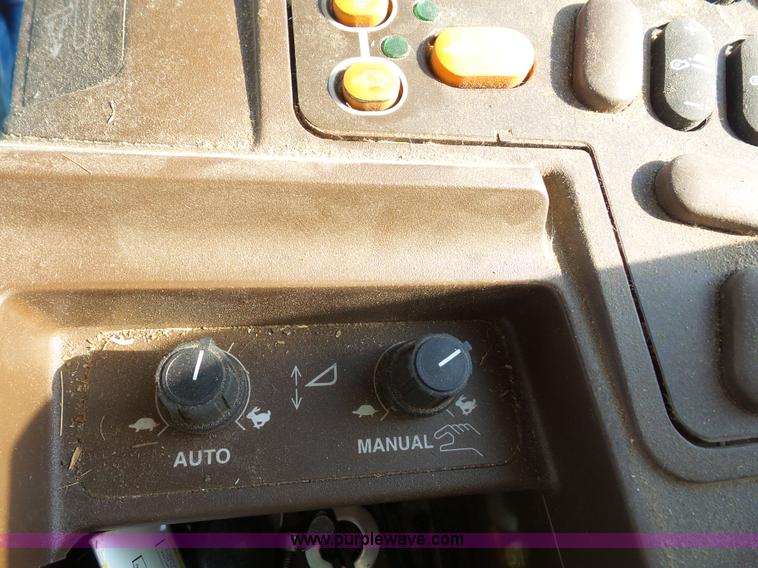 image for item K3637 2006 John Deere 9560 STS RWA combine