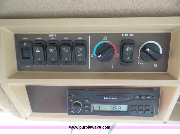 image for item K3637 2006 John Deere 9560 STS RWA combine