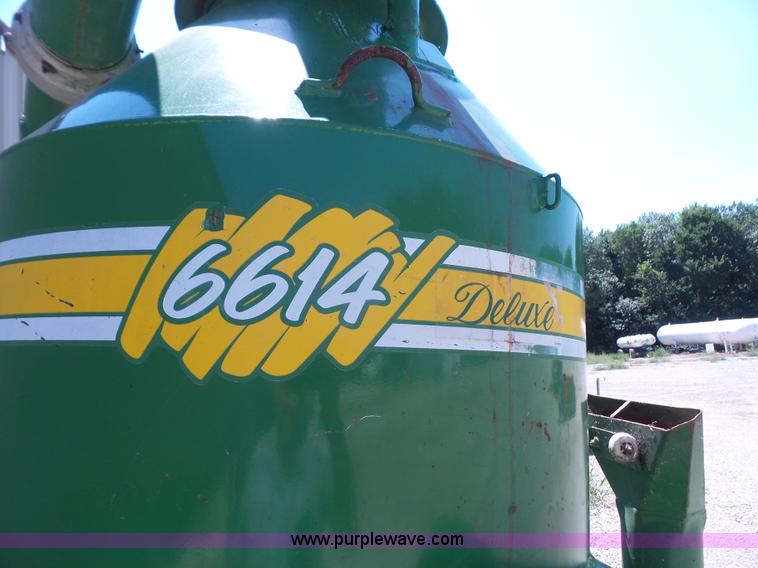 image for item K3642 1999 Walinga Agri-Vac 6614 Deluxe grain vacuum