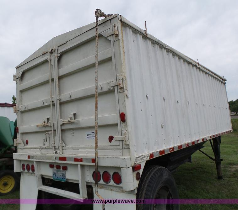 image for item K5722 1988 REC single hopper bottom grain trailer