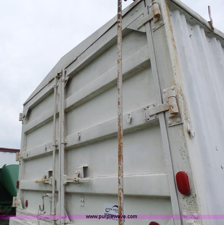 image for item K5722 1988 REC single hopper bottom grain trailer