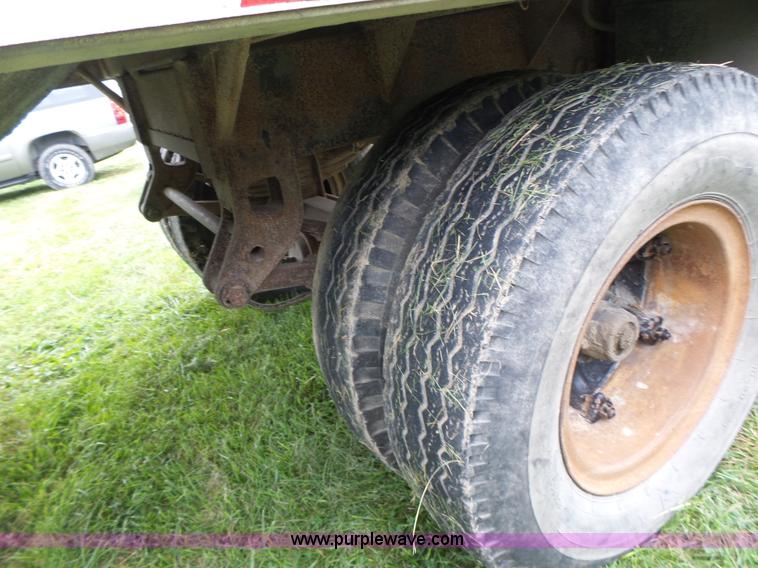 image for item K5722 1988 REC single hopper bottom grain trailer