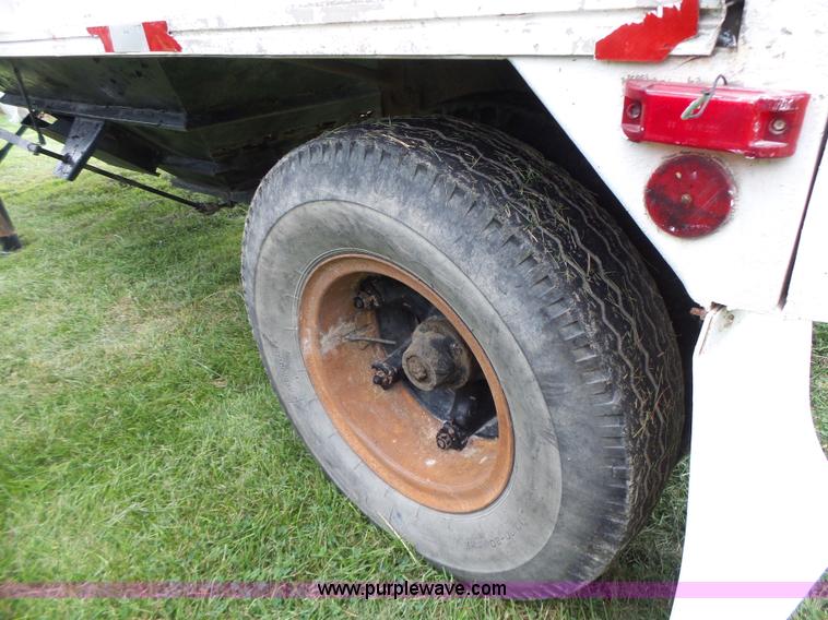 image for item K5722 1988 REC single hopper bottom grain trailer