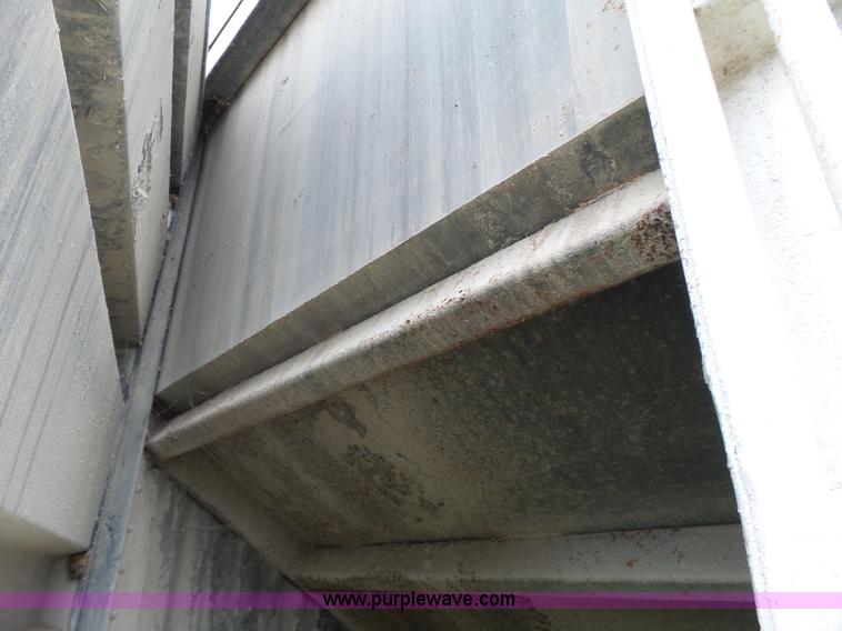 image for item K5722 1988 REC single hopper bottom grain trailer