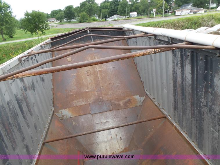 image for item K5722 1988 REC single hopper bottom grain trailer