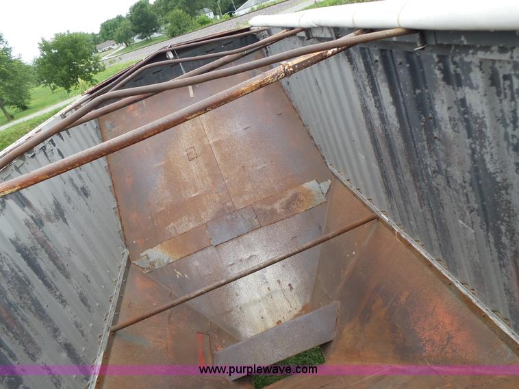 image for item K5722 1988 REC single hopper bottom grain trailer
