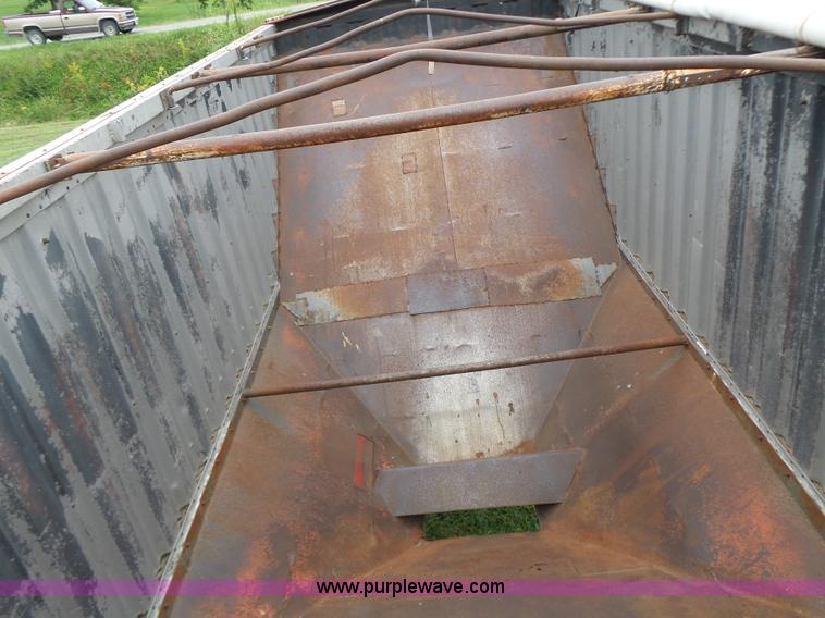 image for item K5722 1988 REC single hopper bottom grain trailer