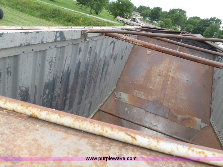 image for item K5722 1988 REC single hopper bottom grain trailer