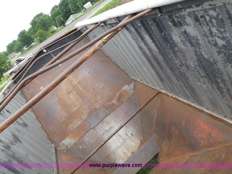 image for item K5722 1988 REC single hopper bottom grain trailer