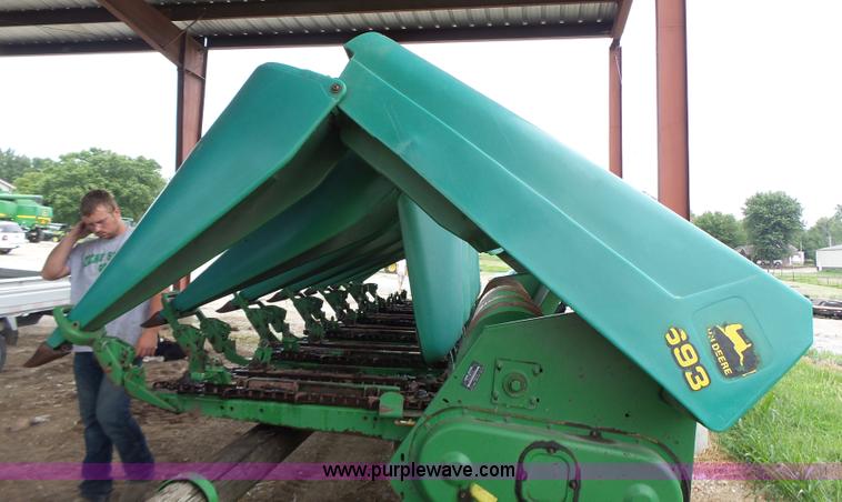 image for item K5726 1995 John Deere 693 corn head
