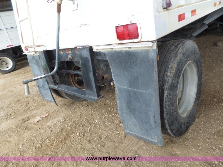 image for item K5728 1994 Jetco single hopper bottom grain trailer