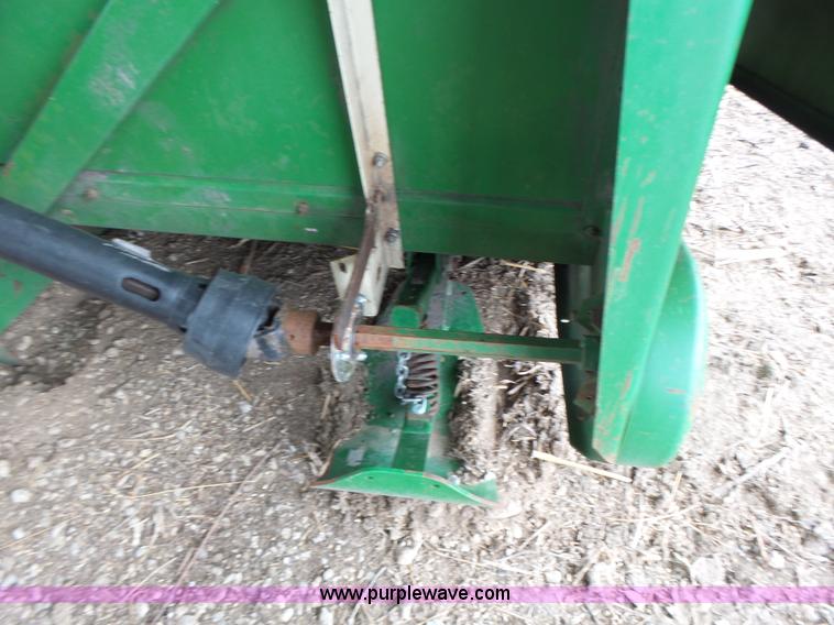 image for item K5731 John Deere 643 corn head
