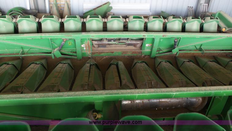 image for item K8442 John Deere 1293 corn head