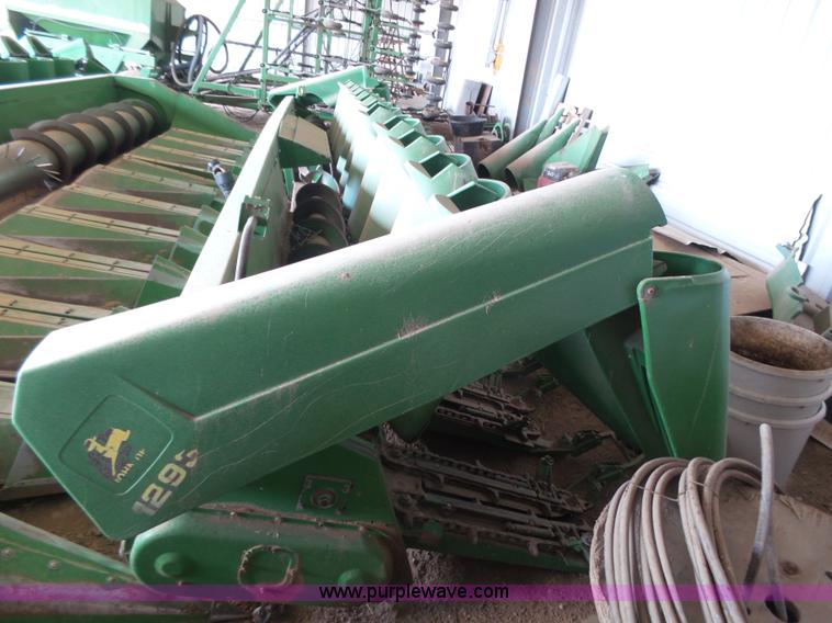 image for item K8442 John Deere 1293 corn head