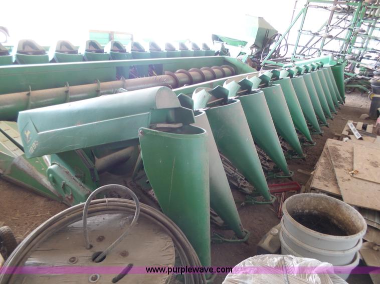 image for item K8442 John Deere 1293 corn head