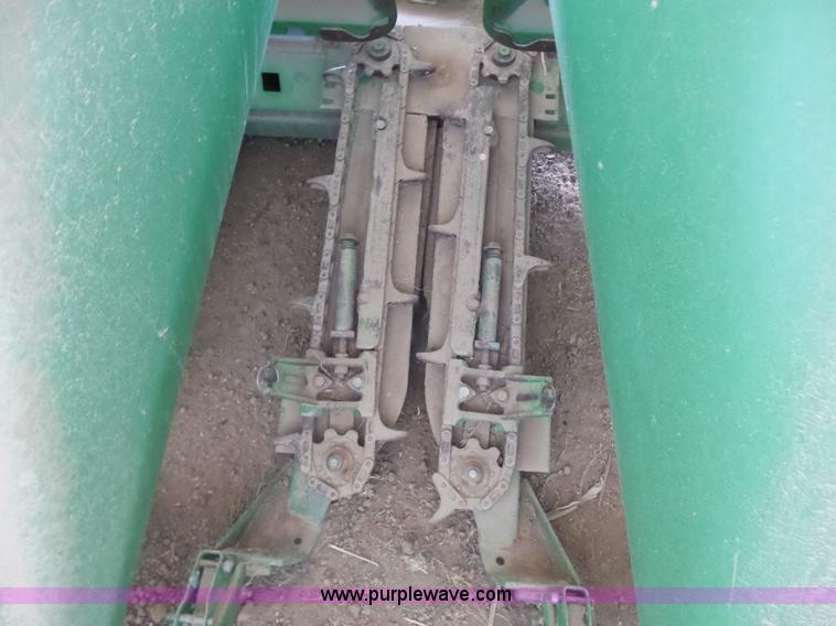 image for item K8442 John Deere 1293 corn head