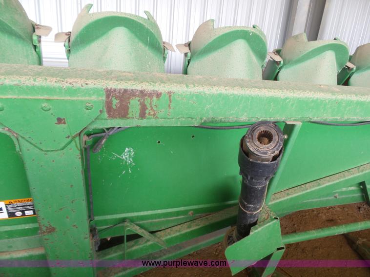 image for item K8442 John Deere 1293 corn head