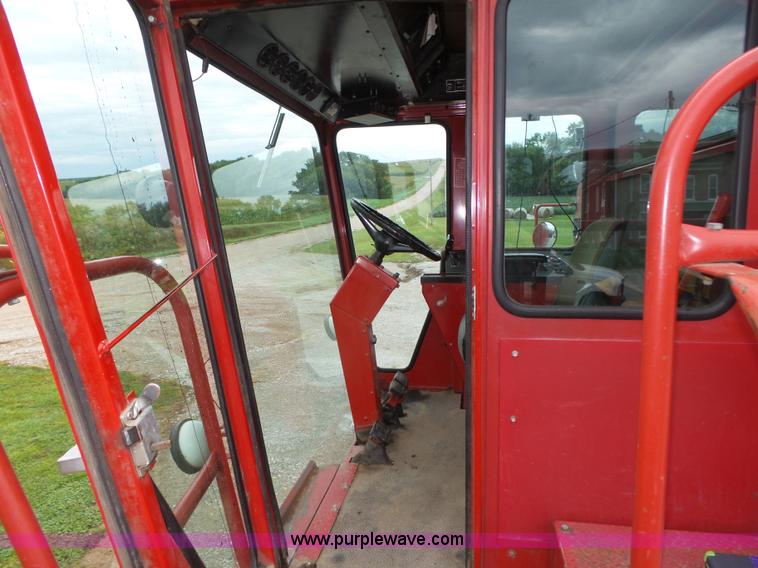 image for item L4009 1981 International 1460 Axial-Flow combine