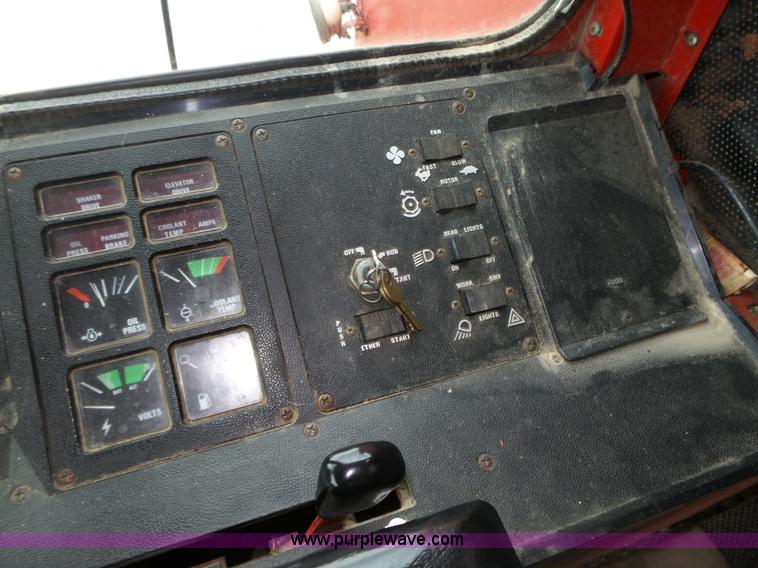 image for item L4009 1981 International 1460 Axial-Flow combine