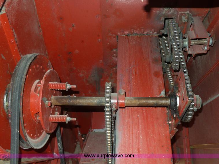 image for item L4009 1981 International 1460 Axial-Flow combine