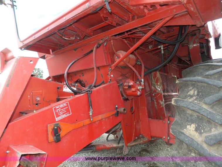 image for item L4009 1981 International 1460 Axial-Flow combine