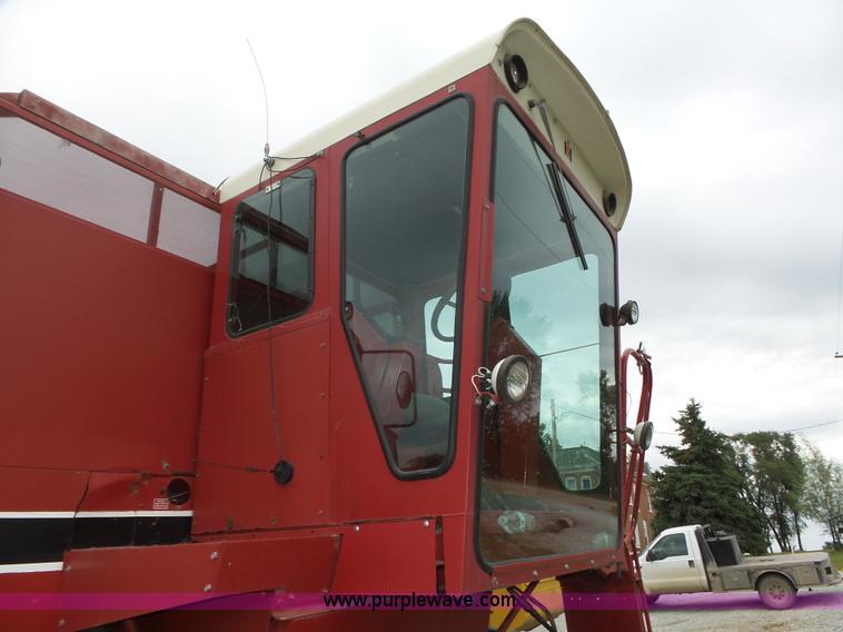 image for item L4009 1981 International 1460 Axial-Flow combine