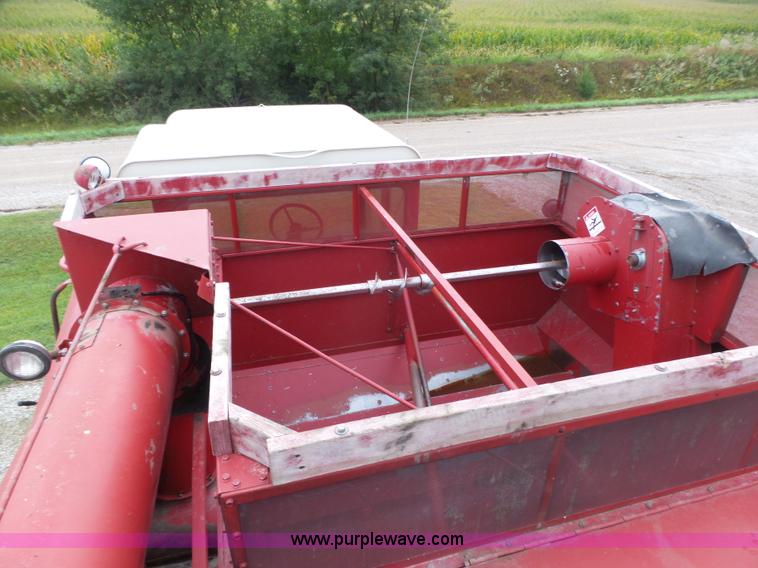 image for item L4009 1981 International 1460 Axial-Flow combine