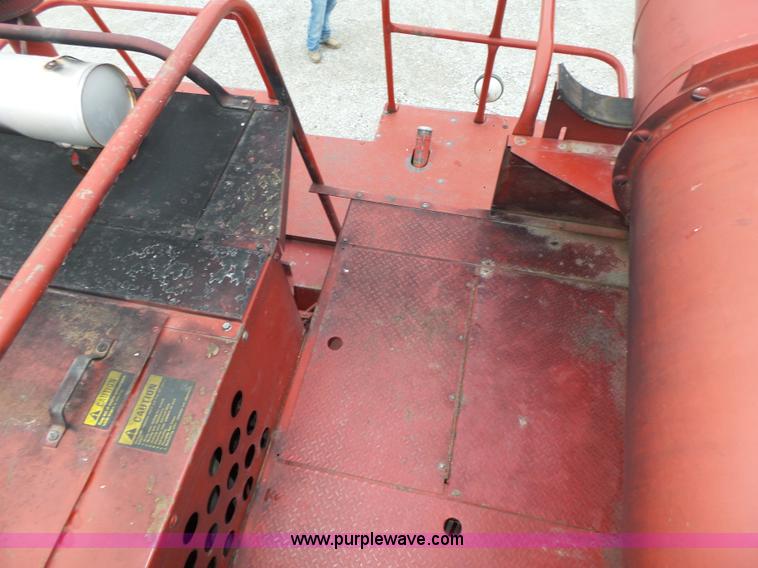 image for item L4009 1981 International 1460 Axial-Flow combine