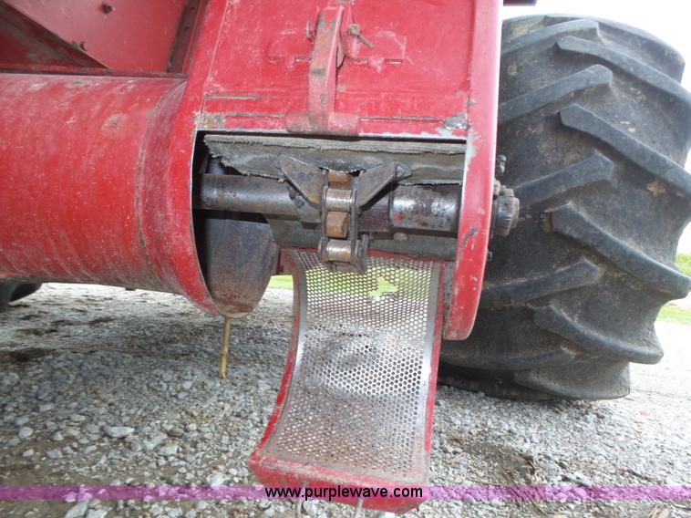 image for item L4009 1981 International 1460 Axial-Flow combine