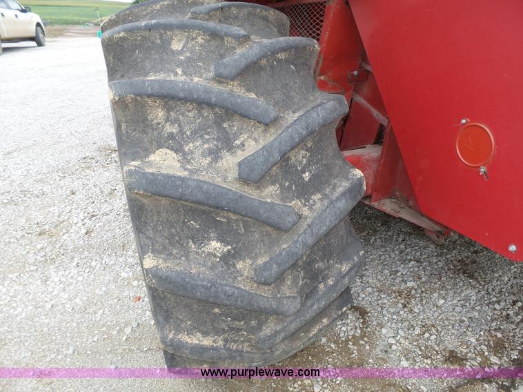 image for item L4009 1981 International 1460 Axial-Flow combine