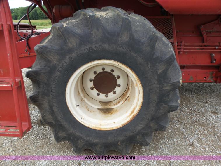 image for item L4009 1981 International 1460 Axial-Flow combine