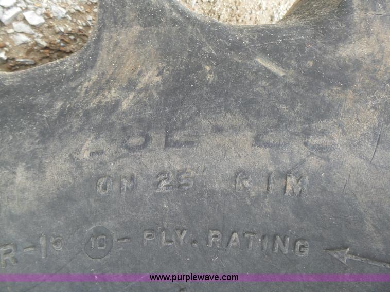 image for item L4009 1981 International 1460 Axial-Flow combine