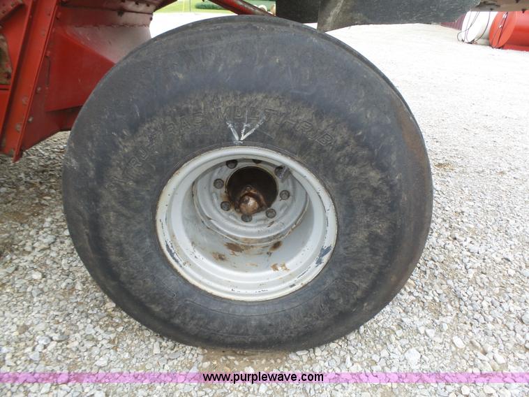 image for item L4009 1981 International 1460 Axial-Flow combine