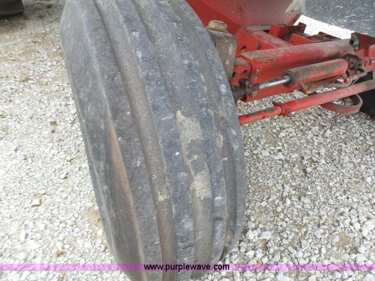 image for item L4009 1981 International 1460 Axial-Flow combine