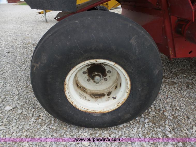 image for item L4009 1981 International 1460 Axial-Flow combine