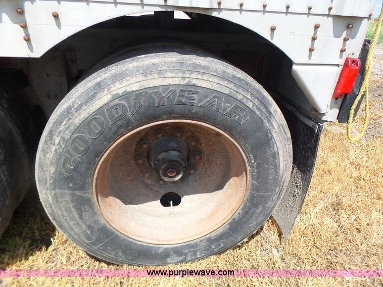 image for item L6243 1986 Wilson PSDCL-208 livestock trailer