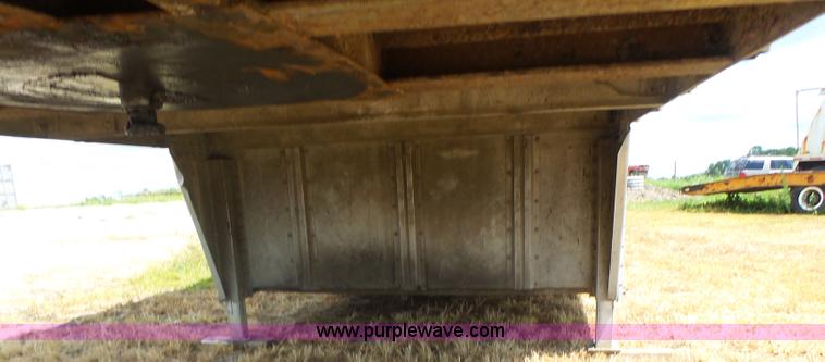 image for item L6243 1986 Wilson PSDCL-208 livestock trailer