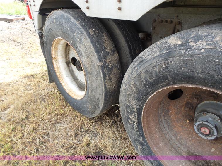 image for item L6243 1986 Wilson PSDCL-208 livestock trailer
