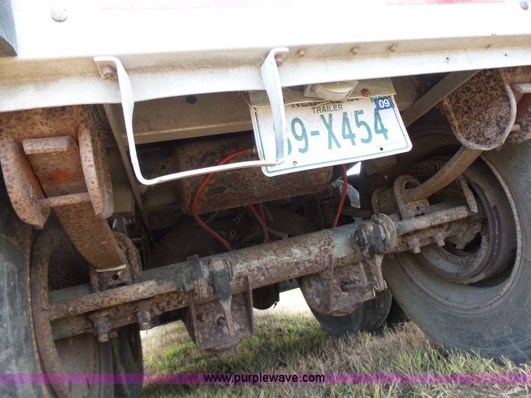 image for item L6243 1986 Wilson PSDCL-208 livestock trailer