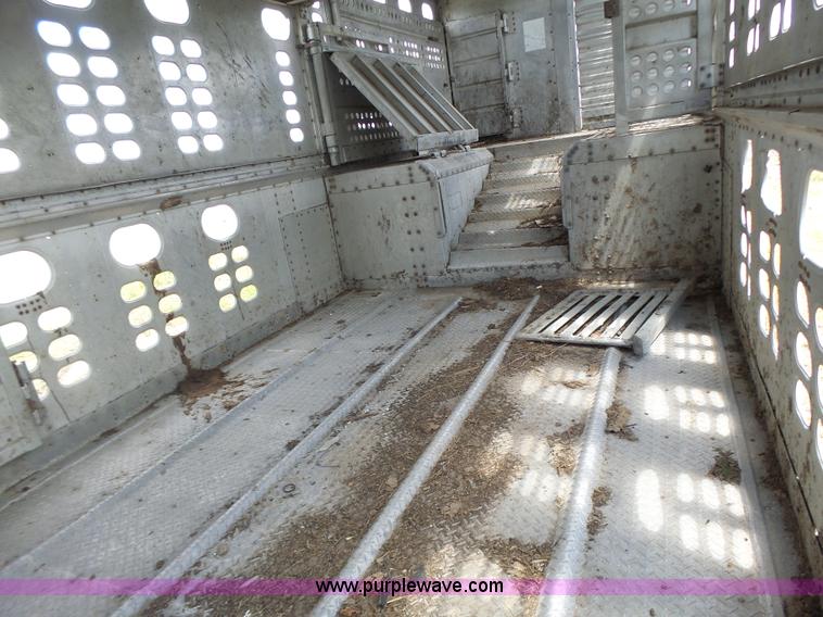 image for item L6243 1986 Wilson PSDCL-208 livestock trailer