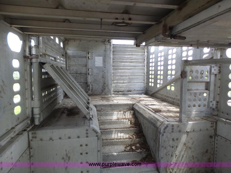 image for item L6243 1986 Wilson PSDCL-208 livestock trailer