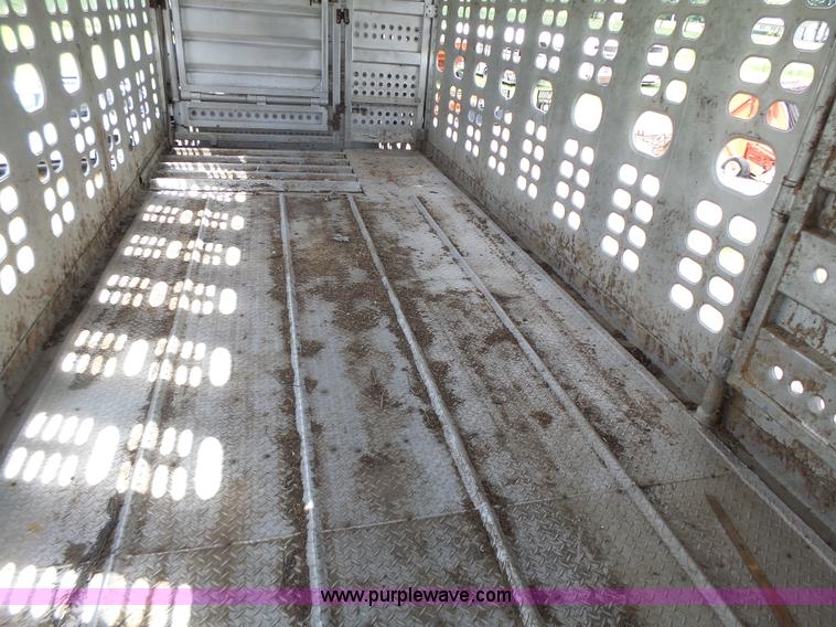 image for item L6243 1986 Wilson PSDCL-208 livestock trailer
