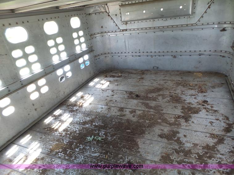 image for item L6243 1986 Wilson PSDCL-208 livestock trailer