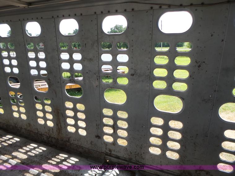 image for item L6243 1986 Wilson PSDCL-208 livestock trailer