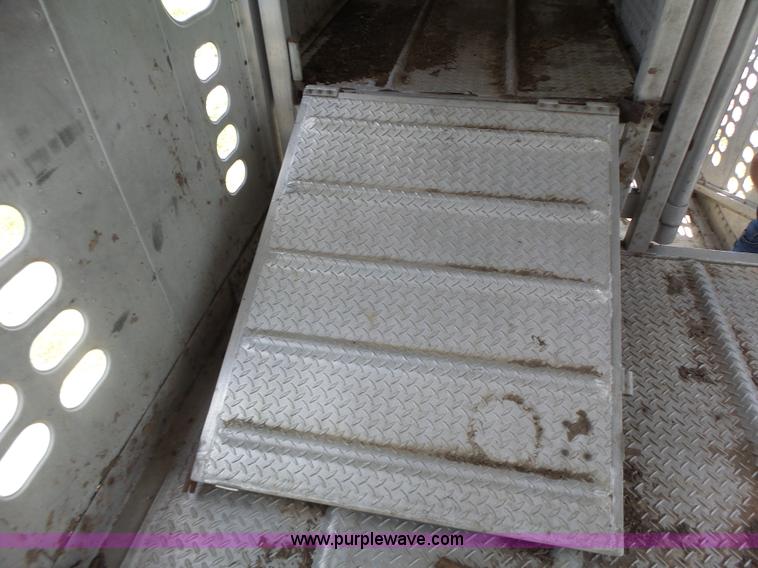 image for item L6243 1986 Wilson PSDCL-208 livestock trailer