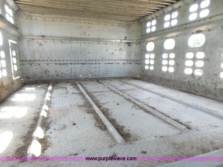 image for item L6243 1986 Wilson PSDCL-208 livestock trailer